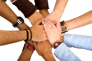 Verschillende handen die in één worden geslagen als symbool voor alle specialistische expertise in ons team Allround Facility Service heeft al het vakmanschap in huis
